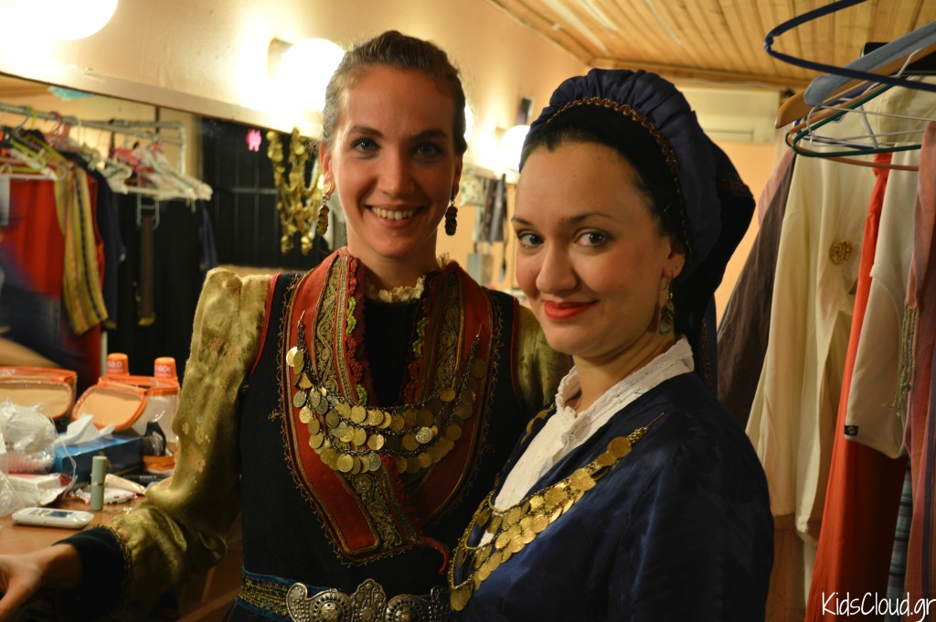 χορεύτριες, παρασκήνια, παραδοσιακές στολές